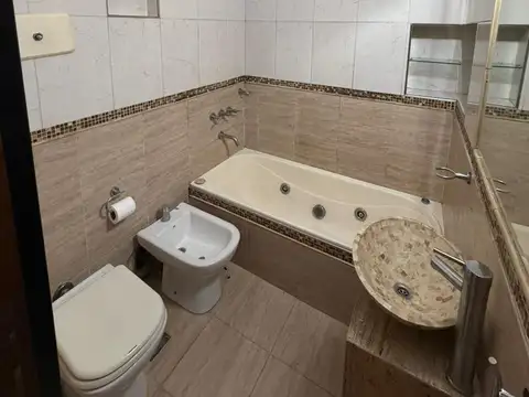ALQUILA CASA 3 AMB CON PILETA MAS DEPTO DE 2 AMB CON GARAGE - SAN MARTIN-