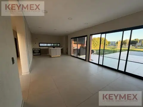 Casa en Venta con 3 cocheras