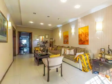 Casa 8 ambientes con 4 baños
