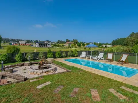 VENTA CASA DE 4 AMBIENTES CON PILETA. BARRIO PRIVADO