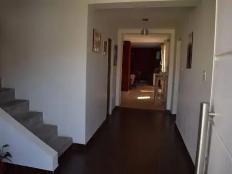 Casa 4 Ambientes , cochera cubierta , parque