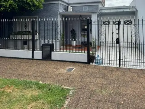 ALQUILO CASA 3 AMB. CON FONDO PARQUIZADO HAEDO NORTE