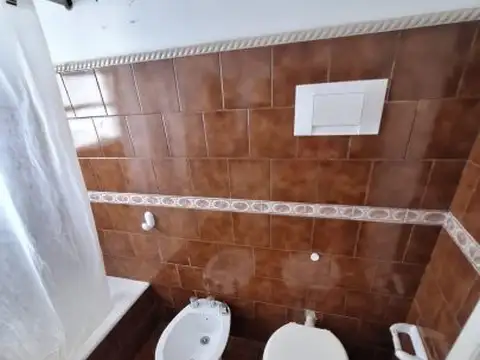 ALQUILO CASA 3 AMB. CON FONDO PARQUIZADO HAEDO NORTE