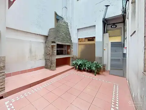 Departamento 4 ambientes con dependencia y patio, primer piso por escalera