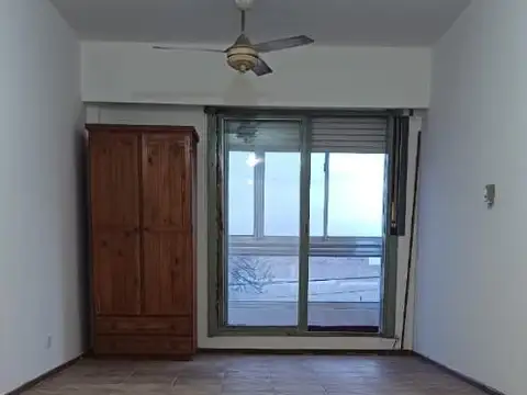 ALQUILER  MONOAMBIENTE ESCALERA  AMPLIO  CON BALCON  