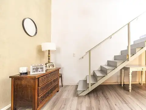 PH en venta de 2 ambientes en planta baja y primer piso con amplio patio.