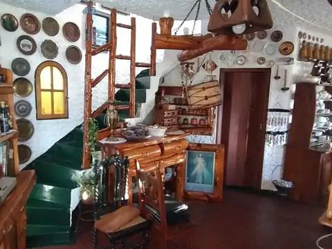 Casa 8 ambientes con 2 baños