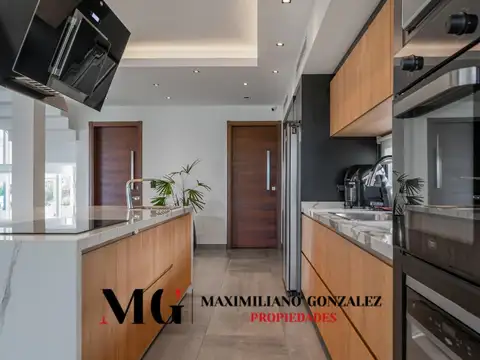 Casa en Venta con 6 cocheras
