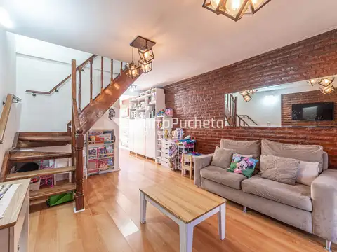 Venta dúplex 4 ambientes con balcón, patio, quincho y garaje en Morón.
