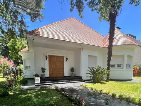 Casa Sobre 5 Lotes Con Pileta Venta y Alquiler en Ramos Mejía 