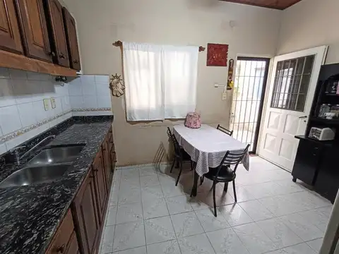Casa 7 ambientes con 1 baño