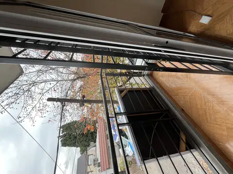 Departamento 2 amb amplios con balcón al frente