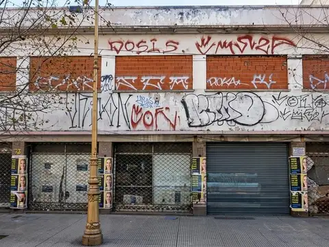 Av.  Montes de Oca al 1100 Terreno con salida a 2 calles, ideal emprendimiento!!