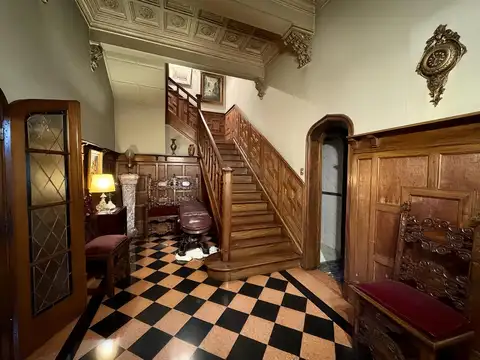 Casa de estilo con amplio Parque, Pileta y Quincho. En inmejorable zona.