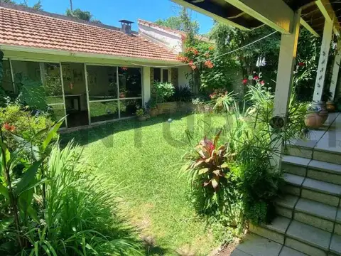 Venta casa 4 ambientes 318m2 lote propio con jardín y garage en Quilmes