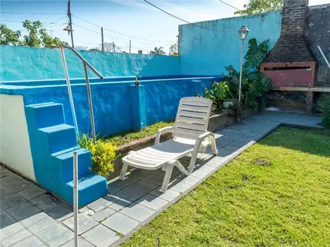 CASA DE DOS DORMITORIOS CON PILETA Y GARAGE