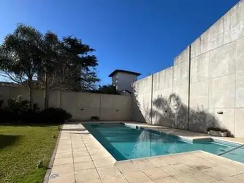 Departamento 2 ambientes impecable con cochera y baulera