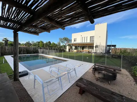 Venta de casa de categoria en dos plantas de 330m2 con pileta - Pilar del Este