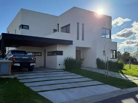 Casa en Venta con 2 cocheras