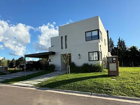 Casa 5 ambientes con 4 baños