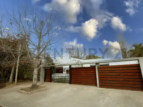 CASA EN VENTA EN GONNET ENTRE CAMINOS DE 5 DORMITORIOS