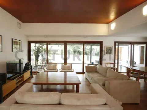 CASA EN VENTA EN GONNET ENTRE CAMINOS DE 5 DORMITORIOS