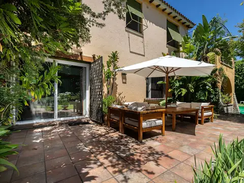 Casa 9 ambientes con 6 baños