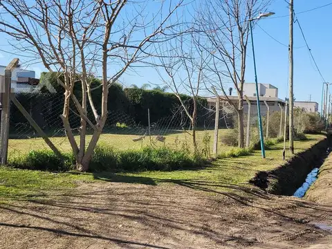 Terreno en venta en barrio semi cerrado Los Sauces, Joaquin Gorina