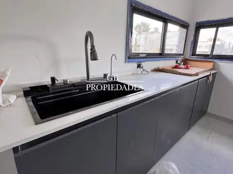 Casa 4 ambientes con 3 baños