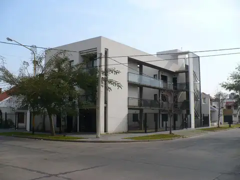 PATRICIO CULLEN al 6900 (esq. O. BONEO) con alarma sobre ingresos  e iluminacion