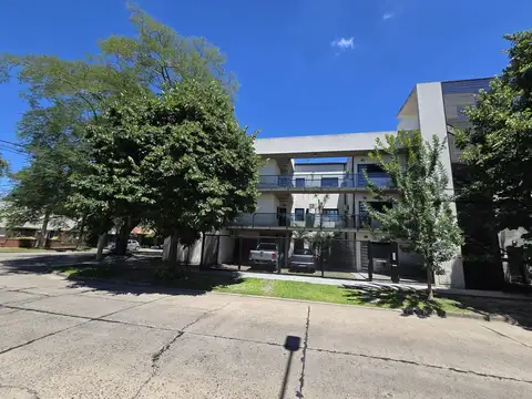 PATRICIO CULLEN al 6900 (esq. O. BONEO) con alarma sobre ingresos  e iluminacion