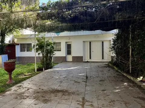 Venta Casa de 2 dormitorios jardin y pileta en Pueblo Esther