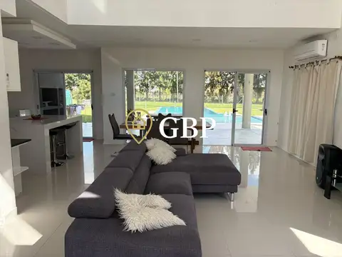 Casa en Venta con 2 cocheras