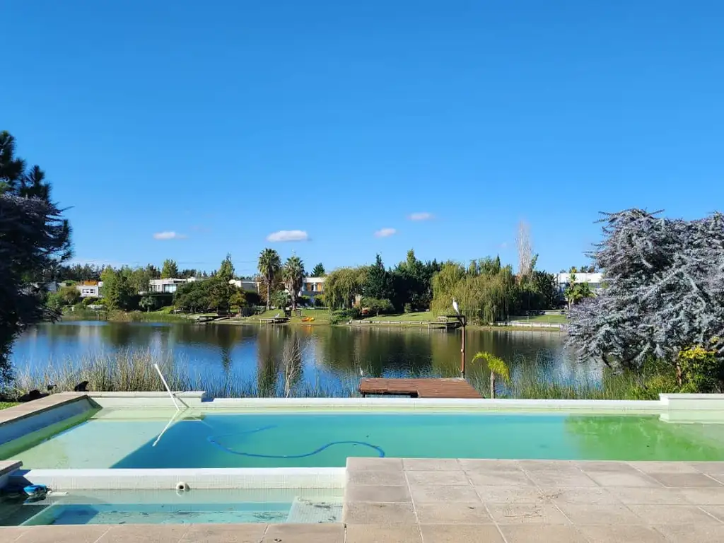 Casa - 408  m² Cubierta | 4 dormitorios | 12 años | 4 baños | 10 ambientes | 1 cochera