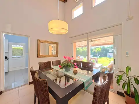 Casa en Venta con 3 cocheras