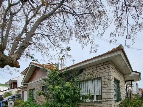 CHALET 3 AMB. C/ DEPENDECIA- COCHERA A/C - FALKNER 4110 PARQUE LURO 