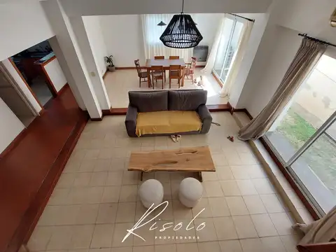 Casa 4 ambientes con 2 baños
