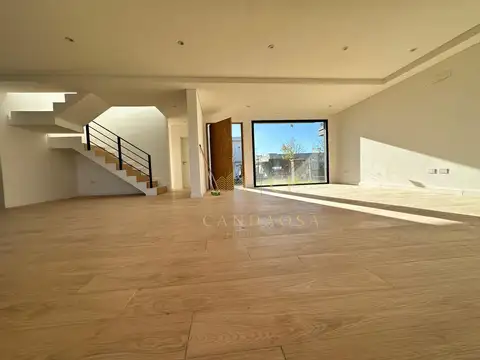 Casa en Venta con 4 cocheras