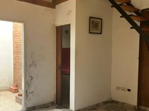 VENTA Casa en CaserosTRES AMBIENTES