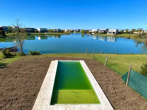 Venta Casa Estrenar a la Laguna con Pileta Cantón