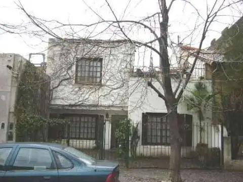 Casa en 2 plantas. Muy buena ubicación. 3 dorm, living, comedor, cocina, estar,patio y garage 