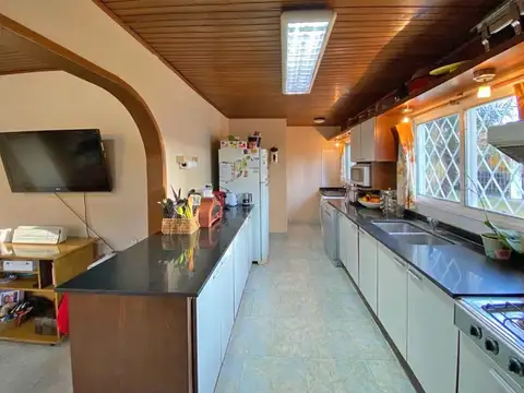 Casa 5 ambientes con 4 baños