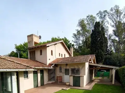 VENTA CASA QUINTA 5 AMBIENTES-QUINCHO-PILETA-PARQUE-BARRIO CERRADO-CARLOS SPEGAZ