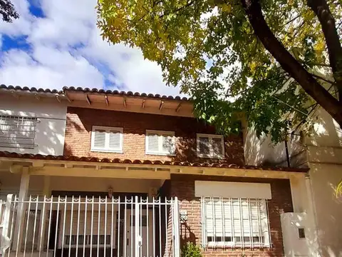 Casa 5 amb en 2 Plantas, con Patio, Terraza y Cochera!