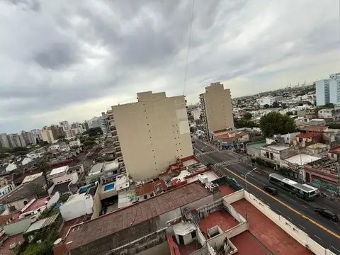 2 AMBIENTES SOBRE AV. MITRE MUY LUMINOSO
