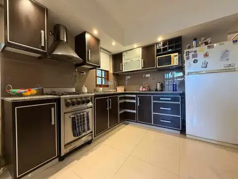 Casa 5 ambientes con 2 baños