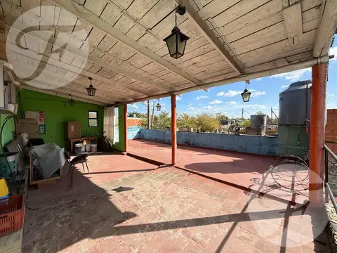 Oportunidad en Ituzaingó Norte - Casa 3 Ambientes con dos Locales al Frente y Gran Potencial de Inversión.