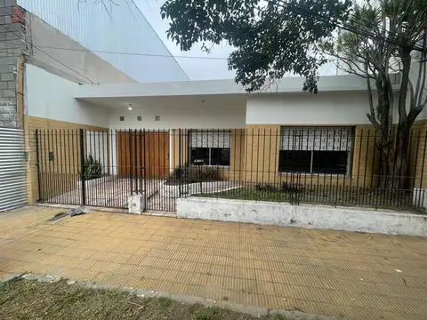 Casa de 4 Ambientes  con cochera y patio- Alquiler