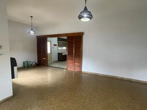 Casa de 4 Ambientes  con cochera y patio- Alquiler