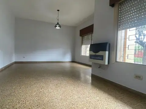 Casa 4 ambientes con 1 baño